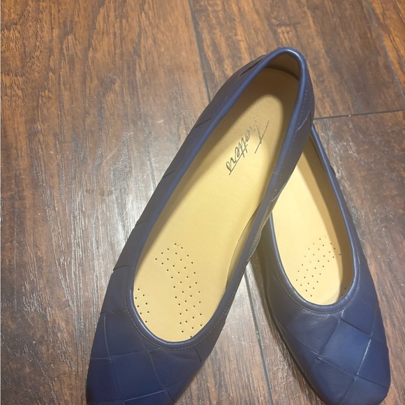 Trotters ballet flat slip ons 8 N in great condition - Picture 2 of 5